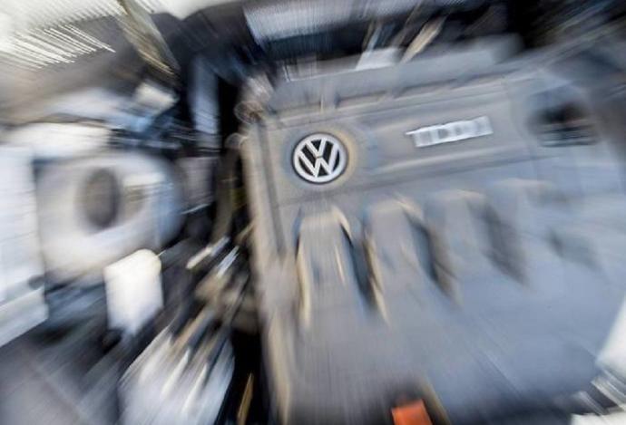 Fotografía con efecto zoom que muestra el motor diésel de un Volkswagen Golf 2.0 TDI en un taller en Fráncfort.