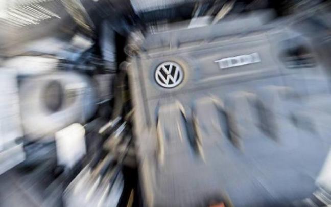 Fotografía con efecto zoom que muestra el motor diésel de un Volkswagen Golf 2.0 TDI en un taller en Fráncfort. Fotografía con efecto zoom que muestra el motor diésel de un Volkswagen Golf 2.0 TDI en un taller en Fráncfort.