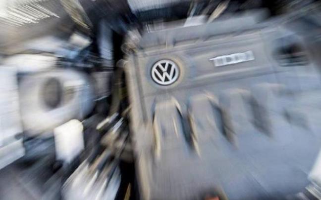 Fotografía con efecto zoom que muestra el motor diésel de un Volkswagen Golf 2.0 TDI en un taller en Fráncfort. Fotografía con efecto zoom que muestra el motor diésel de un Volkswagen Golf 2.0 TDI en un taller en Fráncfort.