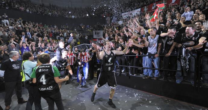 Paco Vázquez encabeza la salida de vestuarios de los jugadores del Bilbao Basket para celebrar junto al público el billete para la final.