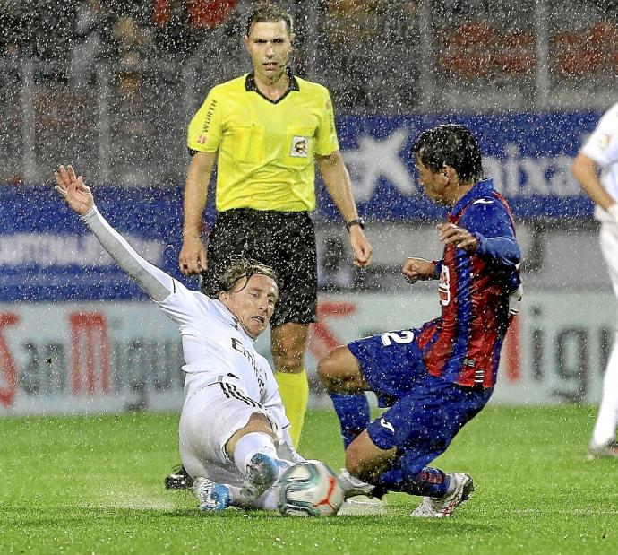 Inui y Modric pugnan por un balón durante el partido de la primera vuelta en Ipurua. Foto: Javi Colmenero
