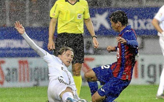 Inui y Modric pugnan por un balón durante el partido de la primera vuelta en Ipurua. Foto: Javi Colmenero