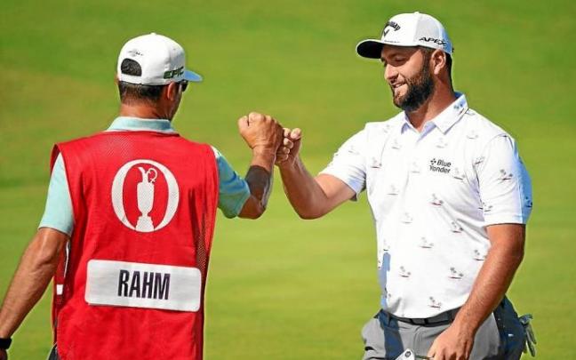 Jon Rahm celebra con su caddie Adam Hayes el birdie en el hoyo 6 ayer en The Open. Foto: Afp Jon Rahm celebra con su caddie Adam Hayes el birdie en el hoyo 6 ayer en The Open. Foto: Afp