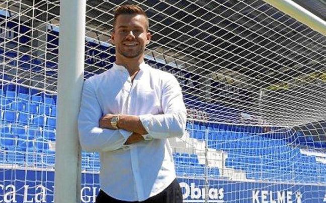 Álvaro Fernández, en la portería de El Alcoraz. Foto: SD Huesca