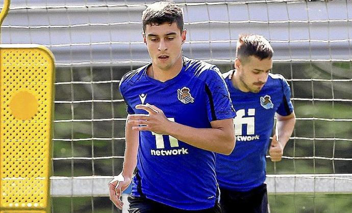 Jon Karrikaburu, junto a Gorosabel, en el entrenamiento de ayer en Zubieta. Foto: R.S.