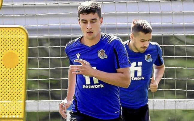 Jon Karrikaburu, junto a Gorosabel, en el entrenamiento de ayer en Zubieta. Foto: R.S.