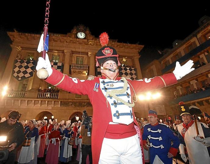 José Ramón Mendizabal, 'Mendi', Tambor Mayor de Gaztelubide en una Izada.