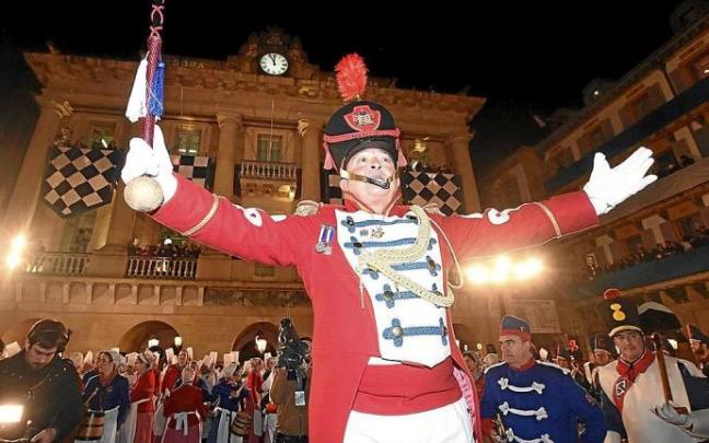 José Ramón Mendizabal, 'Mendi', Tambor Mayor de Gaztelubide en una Izada. José Ramón Mendizabal, 'Mendi', Tambor Mayor de Gaztelubide en una Izada.