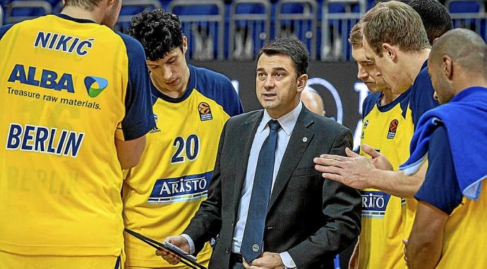 Israel González dirigiendo partidos del Alba, algunos de la pasada temporada, en las que coincidió con los baskonistas Granger y Fontecchio. Foto: Euroliga