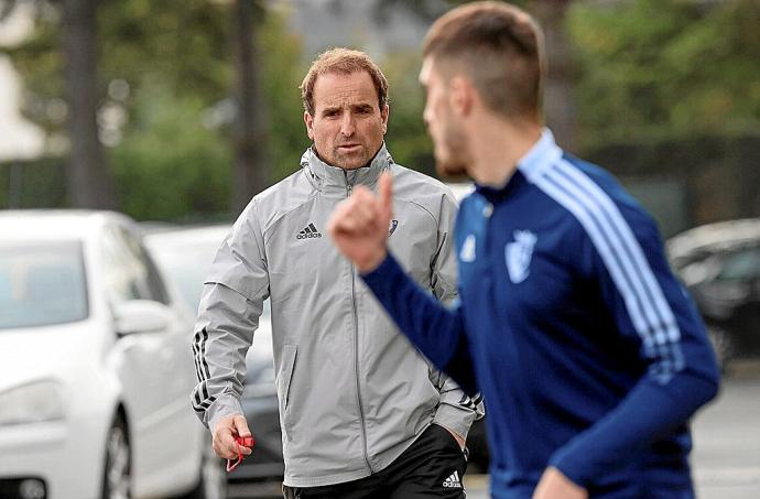 Jagoba Arrasate, con Nacho Vidal girado en primer término, de camino al campo de entrenamiento de Tajonar donde los jugadores completaron ayer una suave sesión de fútbol-tenis.