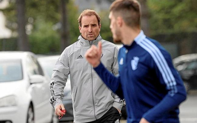 Jagoba Arrasate, con Nacho Vidal girado en primer término, de camino al campo de entrenamiento de Tajonar donde los jugadores completaron ayer una suave sesión de fútbol-tenis.