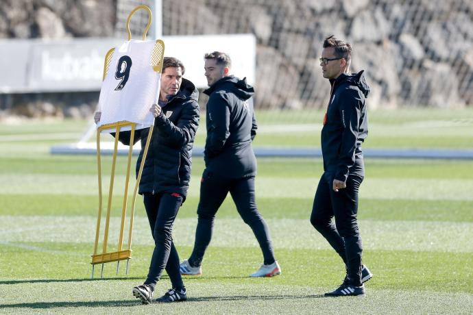 Marcelino porta una herramienta de trabajo en la sesión de ayer acompañado por su ayudante Sergio García y el preparador físico, Ismael Fernández.