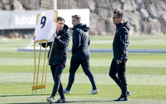 Marcelino porta una herramienta de trabajo en la sesión de ayer acompañado por su ayudante Sergio García y el preparador físico, Ismael Fernández.