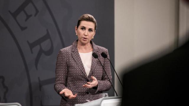 La primer ministro de Dinamarca, Mette Frederiksen, explica la vuelta a las restricciones