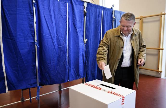 El primer ministro danés Lars Loekke deposita su voto.