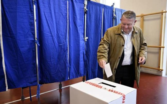El primer ministro danés Lars Loekke deposita su voto.