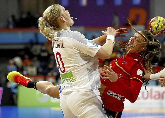 La danesa Kathrine Heindahl defiende a Paula Arcos durante el encuentro de ayer. Foto: Efe