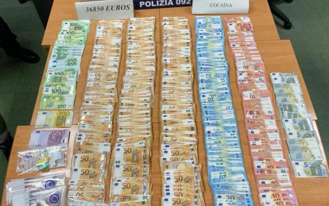 La droga y el dinero decomisados en la operación.