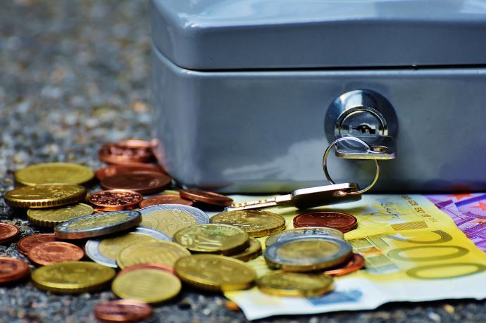 Imagen ilustrativa de dinero en efectivo guardado en una caja fuerte.