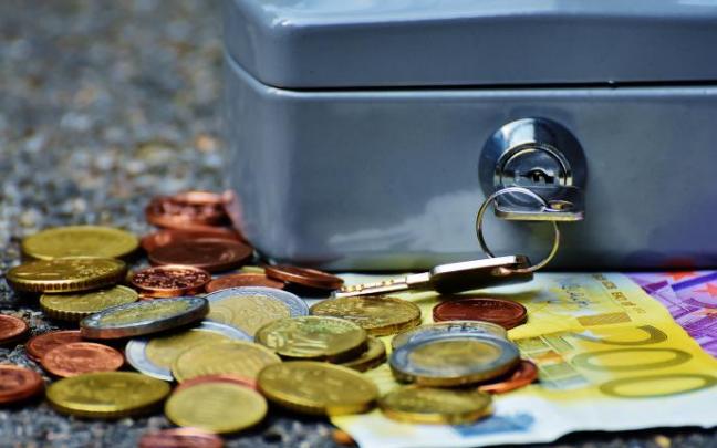 Imagen ilustrativa de dinero en efectivo guardado en una caja fuerte. Imagen ilustrativa de dinero en efectivo guardado en una caja fuerte.