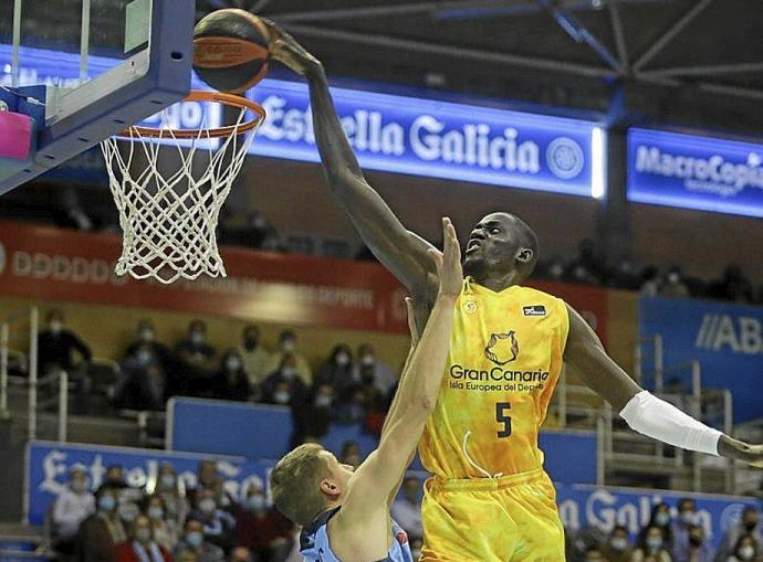 Diop ejecuta un mate sobre Lukovic. Foto: ACB Photo/C. Castro