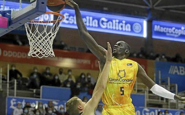 Diop ejecuta un mate sobre Lukovic. Foto: ACB Photo/C. Castro