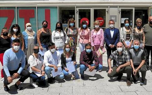 Los catorce vecinos que han tomado parte en el curso, con los representantes de las instituciones.