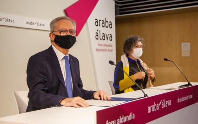 El diputado de Servicios Sociales, Emilio Sola, y la psicóloga de Hegoak, Pilar Sanz de Pablo. El diputado de Servicios Sociales, Emilio Sola, y la psicóloga de Hegoak, Pilar Sanz de Pablo.