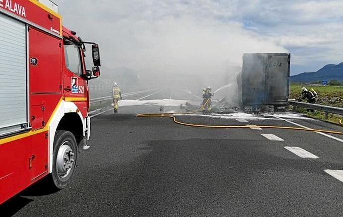 Los Bomberos intervienen en un accidente de tráfico. Foto: DNA