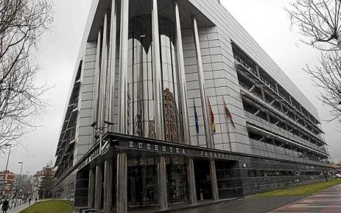 Fachada principal del Palacio de Justicia de Vitoria Foto: Josu Chavarri