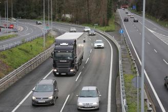 Camión circulando en una jornada de huelga organizada por el Comité Nacional del Transporte para protestar por los peajes en la N - I