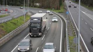 Camión circulando en una jornada de huelga organizada por el Comité Nacional del Transporte para protestar por los peajes en la N - I