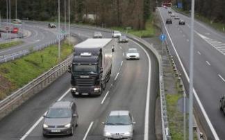 Camión circulando en una jornada de huelga organizada por el Comité Nacional del Transporte para protestar por los peajes en la N - I Camión circulando en una jornada de huelga organizada por el Comité Nacional del Transporte para protestar por los peajes en la N - I