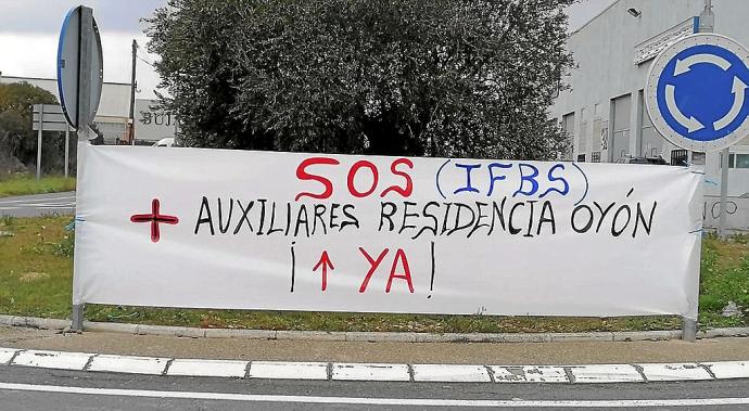 Imagen de una de las pancartas de protesta que han colocado en Oion los trabajadores de su residencia para personas mayores.