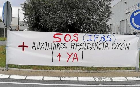 Imagen de una de las pancartas de protesta que han colocado en Oion los trabajadores de su residencia para personas mayores. Imagen de una de las pancartas de protesta que han colocado en Oion los trabajadores de su residencia para personas mayores.