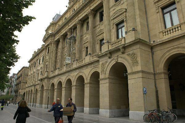 Fachada del Palacio Foral.