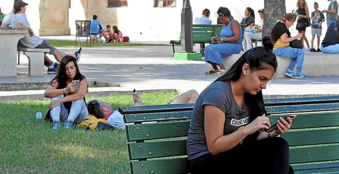 Varias personas se conectan a Internet con sus móviles a través de una conexión wifi. Foto: Efe