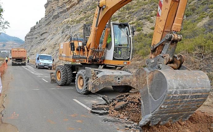 Máquinas trabajan en las obras de una carretera de Lapuebla de Labarca. Foto: Pablo José Pérez