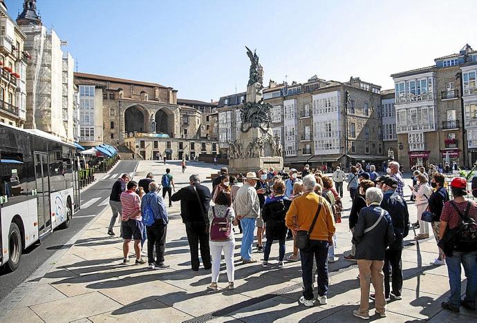 Varias personas haciendo turismo en Vitoria. Foto: Jorge Muñoz