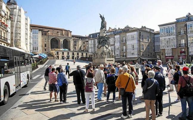 Varias personas haciendo turismo en Vitoria. Foto: Jorge Muñoz Varias personas haciendo turismo en Vitoria. Foto: Jorge Muñoz