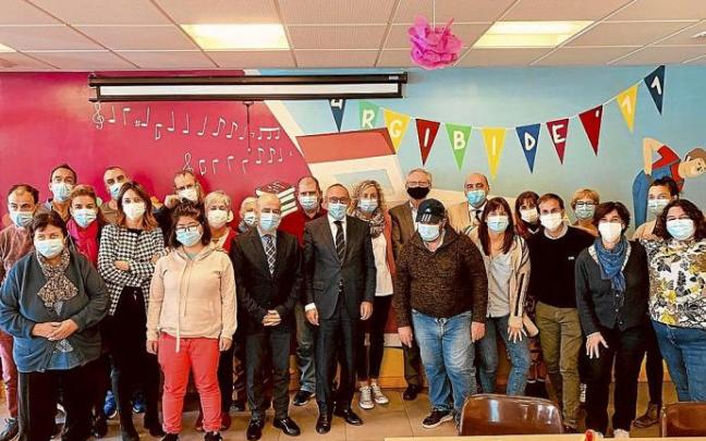 El diputado general de Álava en su visita al centro Argibide de Salburua Foto: Cedida