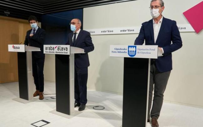 Los tres diputados generales en el Palacio de la Provincia de Gasteiz