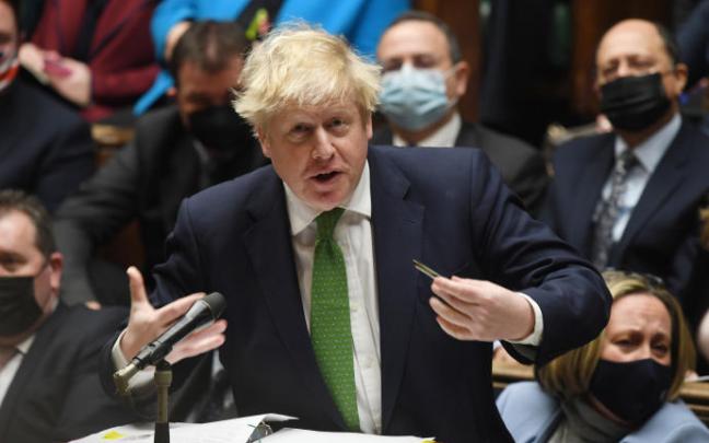 Algunos diputados 'tories' acusan a Boris Johnson de chantaje. Algunos diputados 'tories' acusan a Boris Johnson de chantaje.