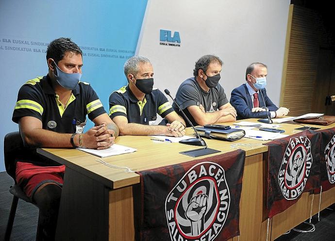 Delegados del comité de empresa de Tubacex en una comparecencia anterior. Foto: J.M. Martínez