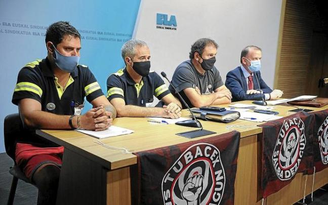 Delegados del comité de empresa de Tubacex en una comparecencia anterior. Foto: J.M. Martínez Delegados del comité de empresa de Tubacex en una comparecencia anterior. Foto: J.M. Martínez