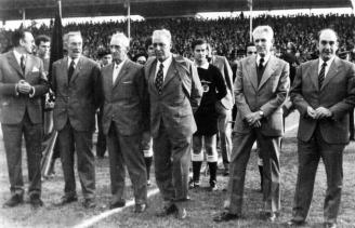 14 de octubre de 1973. Mendizorroza. Deportivo Alavés-Mirandés (1-0) en Tercera. Entrega de las medallas de oro a varios ex jugadores albiazules. (De izda. a dcha.): Juan Manuel Vera-Fajardo (delegado de Educación Física y Deportes), Antero, Ciriaco, Oliv