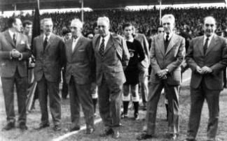 14 de octubre de 1973. Mendizorroza. Deportivo Alavés-Mirandés (1-0) en Tercera. Entrega de las medallas de oro a varios ex jugadores albiazules. (De izda. a dcha.): Juan Manuel Vera-Fajardo (delegado de Educación Física y Deportes), Antero, Ciriaco, Oliv 14 de octubre de 1973. Mendizorroza. Deportivo Alavés-Mirandés (1-0) en Tercera. Entrega de las medallas de oro a varios ex jugadores albiazules. (De izda. a dcha.): Juan Manuel Vera-Fajardo (delegado de Educación Física y Deportes), Antero, Ciriaco, Oliv