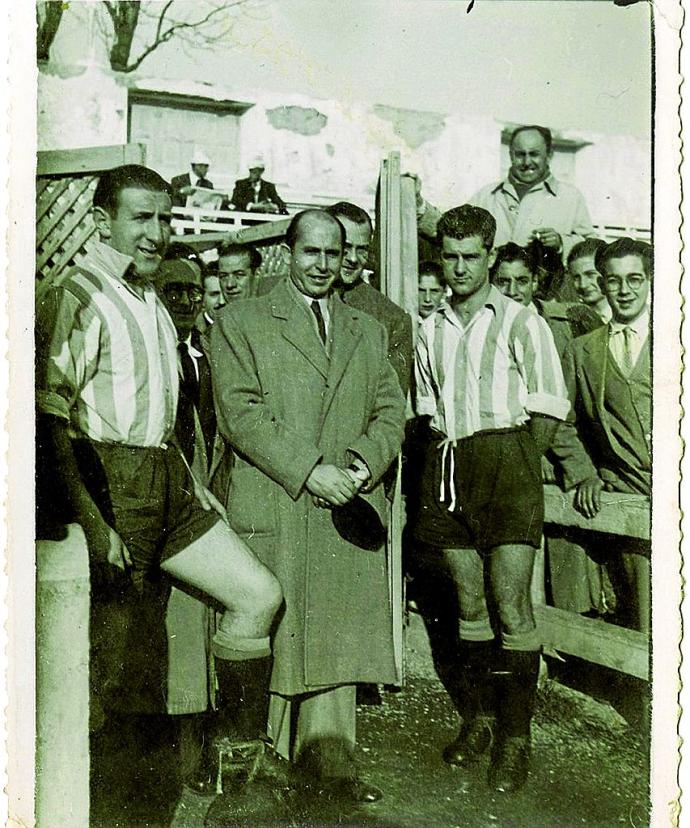 'Fede' Anda (izda.) y 'Juanito Corta' (dcha.), la defensa titular en la Final de la Copa Federación, en un acto en Mendizorroza antes de un partido. Foto: Archivo Iñaki Anda