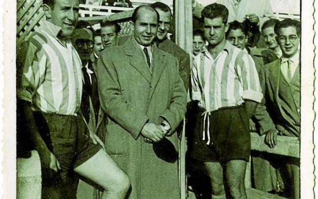 'Fede' Anda (izda.) y 'Juanito Corta' (dcha.), la defensa titular en la Final de la Copa Federación, en un acto en Mendizorroza antes de un partido. Foto: Archivo Iñaki Anda