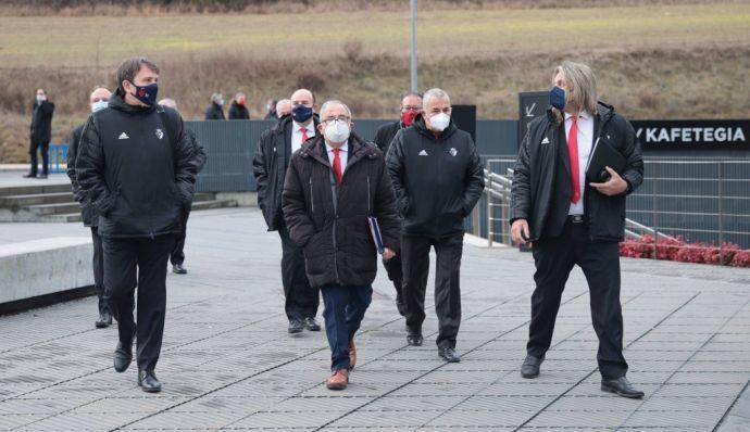 La directiva de Osasuna acudiendo a la asamblea de socios compromisarios del club